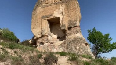 Afyonkarahisar, Türkiye 'de yer alan Aslankaya Tapınağının 7. yüzyılda inşa edildiği düşünülüyor.