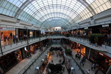 İstanbul 'daki alışveriş merkezleri hayatın merkezinde yer alıyor.