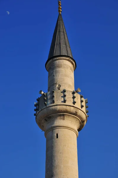 トルコのイスタンブールに位置するAhi Celebiモスクは 16世紀に建てられました ミマール シンアンによって建てられました — ストック写真