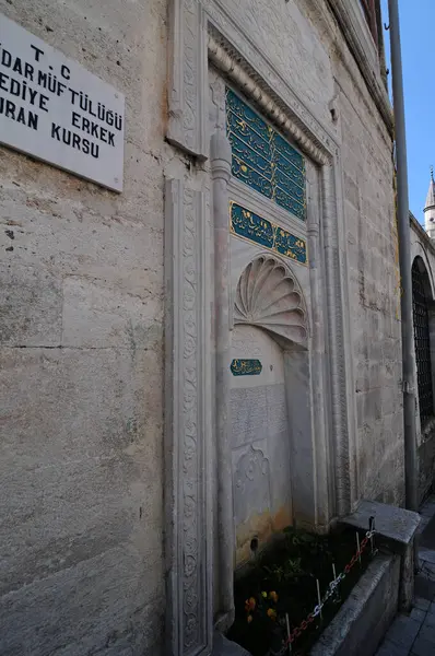 イスタンブールのウスクダール地区に位置するアフメディエモスクと複合施設は 1720年にEminzade Haci Ahmet Agaによって建設されました — ストック写真
