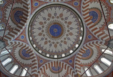 İstanbul, Türkiye 'de bulunan Atik Valide Camii ve Kompleksi 16. yüzyılda Mimar Sinan tarafından inşa edildi..