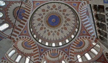 İstanbul, Türkiye 'de bulunan Atik Valide Camii ve Kompleksi 16. yüzyılda Mimar Sinan tarafından inşa edildi..