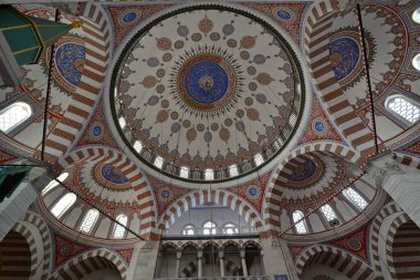 İstanbul, Türkiye 'de bulunan Atik Valide Camii ve Kompleksi 16. yüzyılda Mimar Sinan tarafından inşa edildi..