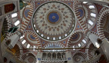 İstanbul, Türkiye 'de bulunan Atik Valide Camii ve Kompleksi 16. yüzyılda Mimar Sinan tarafından inşa edildi..