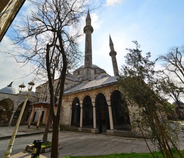 İstanbul, Türkiye 'de bulunan Atik Valide Camii ve Kompleksi 16. yüzyılda Mimar Sinan tarafından inşa edildi..