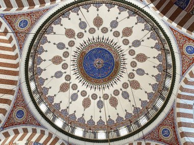 İstanbul, Türkiye 'de bulunan Atik Valide Camii ve Kompleksi 16. yüzyılda Mimar Sinan tarafından inşa edildi..