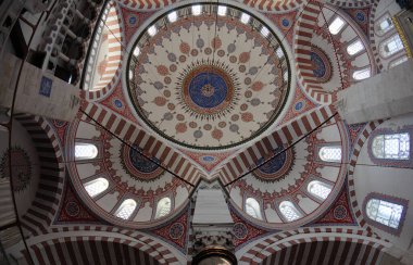İstanbul, Türkiye 'de bulunan Atik Valide Camii ve Kompleksi 16. yüzyılda Mimar Sinan tarafından inşa edildi..