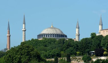 İstanbul, Türkiye 'de yer alan Ayasofya Kilisesi 532-537 yılları arasında inşa edilmiştir. İstanbul 'un fethinden sonra, 1453 yılında bir camiye dönüştürüldü..