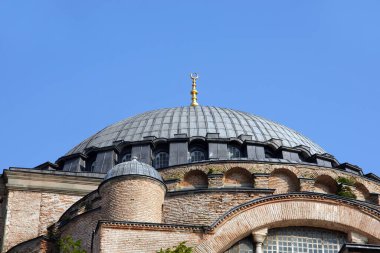 İstanbul, Türkiye 'de yer alan Ayasofya Kilisesi 532-537 yılları arasında inşa edilmiştir. İstanbul 'un fethinden sonra, 1453 yılında bir camiye dönüştürüldü..