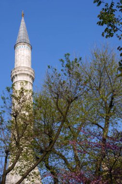 İstanbul, Türkiye 'de yer alan Ayasofya Kilisesi 532-537 yılları arasında inşa edilmiştir. İstanbul 'un fethinden sonra, 1453 yılında bir camiye dönüştürüldü..