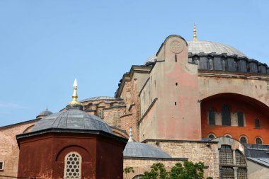 İstanbul, Türkiye 'de yer alan Ayasofya Kilisesi 532-537 yılları arasında inşa edilmiştir. İstanbul 'un fethinden sonra, 1453 yılında bir camiye dönüştürüldü..