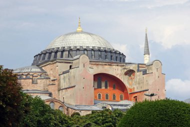 İstanbul, Türkiye 'de yer alan Ayasofya Kilisesi 532-537 yılları arasında inşa edilmiştir. İstanbul 'un fethinden sonra, 1453 yılında bir camiye dönüştürüldü..