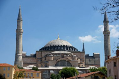 İstanbul, Türkiye 'de yer alan Ayasofya Kilisesi 532-537 yılları arasında inşa edilmiştir. İstanbul 'un fethinden sonra, 1453 yılında bir camiye dönüştürüldü..