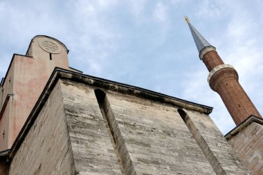 İstanbul, Türkiye 'de yer alan Ayasofya Kilisesi 532-537 yılları arasında inşa edilmiştir. İstanbul 'un fethinden sonra, 1453 yılında bir camiye dönüştürüldü..