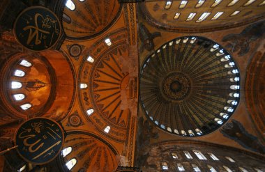 İstanbul, Türkiye 'de yer alan Ayasofya Kilisesi 532-537 yılları arasında inşa edilmiştir. İstanbul 'un fethinden sonra, 1453 yılında bir camiye dönüştürüldü..