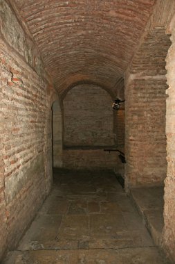 İstanbul, Türkiye 'de yer alan Ayasofya Kilisesi 532-537 yılları arasında inşa edilmiştir. İstanbul 'un fethinden sonra, 1453 yılında bir camiye dönüştürüldü..