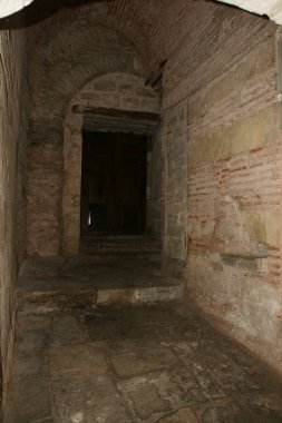 İstanbul, Türkiye 'de yer alan Ayasofya Kilisesi 532-537 yılları arasında inşa edilmiştir. İstanbul 'un fethinden sonra, 1453 yılında bir camiye dönüştürüldü..