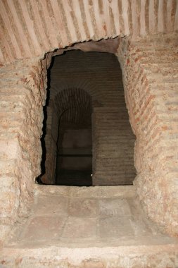 İstanbul, Türkiye 'de yer alan Ayasofya Kilisesi 532-537 yılları arasında inşa edilmiştir. İstanbul 'un fethinden sonra, 1453 yılında bir camiye dönüştürüldü..