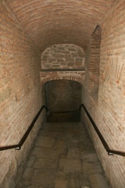 İstanbul, Türkiye 'de yer alan Ayasofya Kilisesi 532-537 yılları arasında inşa edilmiştir. İstanbul 'un fethinden sonra, 1453 yılında bir camiye dönüştürüldü..