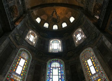 İstanbul, Türkiye 'de yer alan Ayasofya Kilisesi 532-537 yılları arasında inşa edilmiştir. İstanbul 'un fethinden sonra, 1453 yılında bir camiye dönüştürüldü..