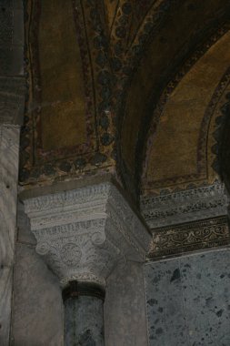 İstanbul, Türkiye 'de yer alan Ayasofya Kilisesi 532-537 yılları arasında inşa edilmiştir. İstanbul 'un fethinden sonra, 1453 yılında bir camiye dönüştürüldü..