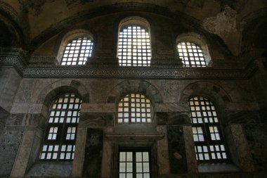 İstanbul, Türkiye 'de yer alan Ayasofya Kilisesi 532-537 yılları arasında inşa edilmiştir. İstanbul 'un fethinden sonra, 1453 yılında bir camiye dönüştürüldü..