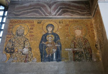 İstanbul, Türkiye 'de yer alan Ayasofya Kilisesi 532-537 yılları arasında inşa edilmiştir. İstanbul 'un fethinden sonra, 1453 yılında bir camiye dönüştürüldü..