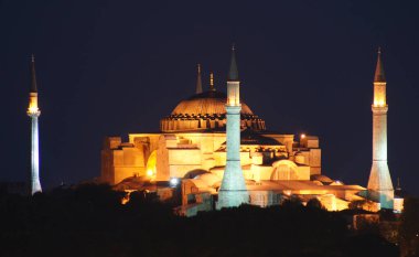 İstanbul, Türkiye 'de yer alan Ayasofya Kilisesi 532-537 yılları arasında inşa edilmiştir. İstanbul 'un fethinden sonra, 1453 yılında bir camiye dönüştürüldü..