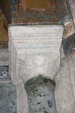 İstanbul, Türkiye 'de yer alan Ayasofya Kilisesi 532-537 yılları arasında inşa edilmiştir. İstanbul 'un fethinden sonra, 1453 yılında bir camiye dönüştürüldü..