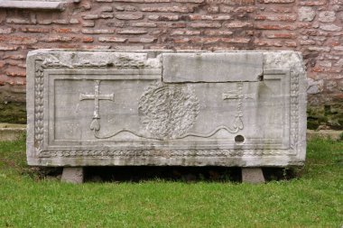 İstanbul, Türkiye 'de yer alan Ayasofya Kilisesi 532-537 yılları arasında inşa edilmiştir. İstanbul 'un fethinden sonra, 1453 yılında bir camiye dönüştürüldü..