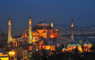 İstanbul, Türkiye 'de yer alan Ayasofya Kilisesi 532-537 yılları arasında inşa edilmiştir. İstanbul 'un fethinden sonra, 1453 yılında bir camiye dönüştürüldü..