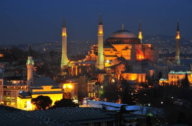 İstanbul, Türkiye 'de yer alan Ayasofya Kilisesi 532-537 yılları arasında inşa edilmiştir. İstanbul 'un fethinden sonra, 1453 yılında bir camiye dönüştürüldü..
