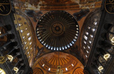 İstanbul, Türkiye 'de yer alan Ayasofya Kilisesi 532-537 yılları arasında inşa edilmiştir. İstanbul 'un fethinden sonra, 1453 yılında bir camiye dönüştürüldü..
