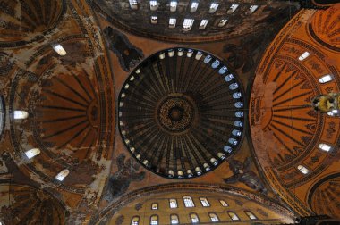 İstanbul, Türkiye 'de yer alan Ayasofya Kilisesi 532-537 yılları arasında inşa edilmiştir. İstanbul 'un fethinden sonra, 1453 yılında bir camiye dönüştürüldü..