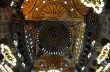 İstanbul, Türkiye 'de yer alan Ayasofya Kilisesi 532-537 yılları arasında inşa edilmiştir. İstanbul 'un fethinden sonra, 1453 yılında bir camiye dönüştürüldü..