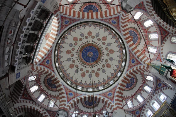 İstanbul, Türkiye 'de bulunan Atik Valide Camii ve Kompleksi 16. yüzyılda Mimar Sinan tarafından inşa edildi..