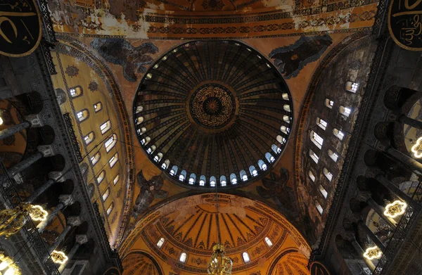 位于土耳其伊斯坦布尔的圣索菲亚教堂建于532年至537年之间 伊斯坦布尔被征服后 它在1453年被改建为一座清真寺 — 图库照片