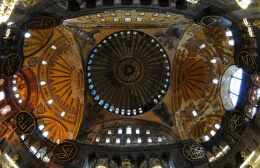 İstanbul, Türkiye 'de yer alan Ayasofya Kilisesi 532-537 yılları arasında inşa edilmiştir. İstanbul 'un fethinden sonra, 1453 yılında bir camiye dönüştürüldü..