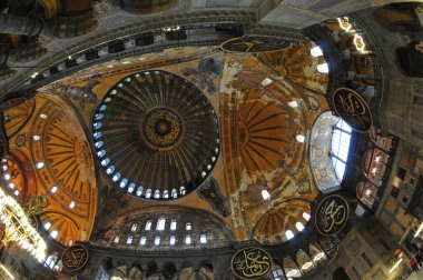 İstanbul, Türkiye 'de yer alan Ayasofya Kilisesi 532-537 yılları arasında inşa edilmiştir. İstanbul 'un fethinden sonra, 1453 yılında bir camiye dönüştürüldü..