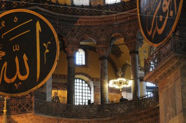 İstanbul, Türkiye 'de yer alan Ayasofya Kilisesi 532-537 yılları arasında inşa edilmiştir. İstanbul 'un fethinden sonra, 1453 yılında bir camiye dönüştürüldü..