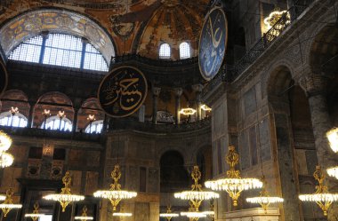 İstanbul, Türkiye 'de yer alan Ayasofya Kilisesi 532-537 yılları arasında inşa edilmiştir. İstanbul 'un fethinden sonra, 1453 yılında bir camiye dönüştürüldü..