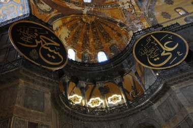 İstanbul, Türkiye 'de yer alan Ayasofya Kilisesi 532-537 yılları arasında inşa edilmiştir. İstanbul 'un fethinden sonra, 1453 yılında bir camiye dönüştürüldü..