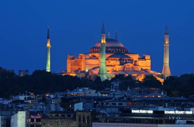 İstanbul, Türkiye 'de yer alan Ayasofya Kilisesi 532-537 yılları arasında inşa edilmiştir. İstanbul 'un fethinden sonra, 1453 yılında bir camiye dönüştürüldü..