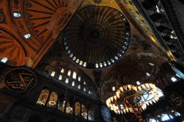 İstanbul, Türkiye 'de yer alan Ayasofya Kilisesi 532-537 yılları arasında inşa edilmiştir. İstanbul 'un fethinden sonra, 1453 yılında bir camiye dönüştürüldü..