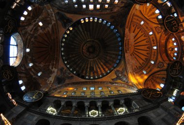 İstanbul, Türkiye 'de yer alan Ayasofya Kilisesi 532-537 yılları arasında inşa edilmiştir. İstanbul 'un fethinden sonra, 1453 yılında bir camiye dönüştürüldü..