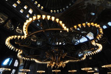 İstanbul, Türkiye 'de yer alan Ayasofya Kilisesi 532-537 yılları arasında inşa edilmiştir. İstanbul 'un fethinden sonra, 1453 yılında bir camiye dönüştürüldü..