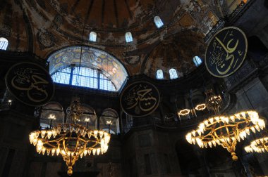 İstanbul, Türkiye 'de yer alan Ayasofya Kilisesi 532-537 yılları arasında inşa edilmiştir. İstanbul 'un fethinden sonra, 1453 yılında bir camiye dönüştürüldü..