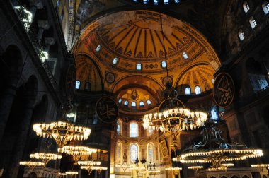 İstanbul, Türkiye 'de yer alan Ayasofya Kilisesi 532-537 yılları arasında inşa edilmiştir. İstanbul 'un fethinden sonra, 1453 yılında bir camiye dönüştürüldü..