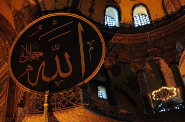 İstanbul, Türkiye 'de yer alan Ayasofya Kilisesi 532-537 yılları arasında inşa edilmiştir. İstanbul 'un fethinden sonra, 1453 yılında bir camiye dönüştürüldü..