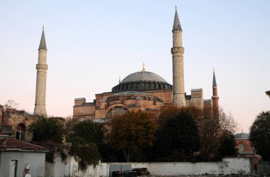 İstanbul, Türkiye 'de yer alan Ayasofya Kilisesi 532-537 yılları arasında inşa edilmiştir. İstanbul 'un fethinden sonra, 1453 yılında bir camiye dönüştürüldü..